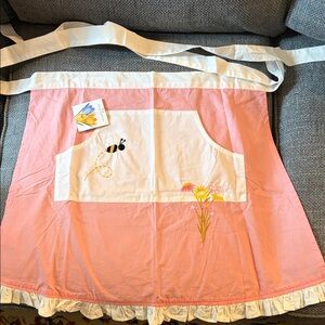 NWT Harry & David pink ruffle hem Apron with Embroidered Bee and Flowers